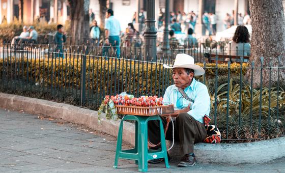 Vendedor ambulante en una plaza céntrica de Antigua Guatemala.